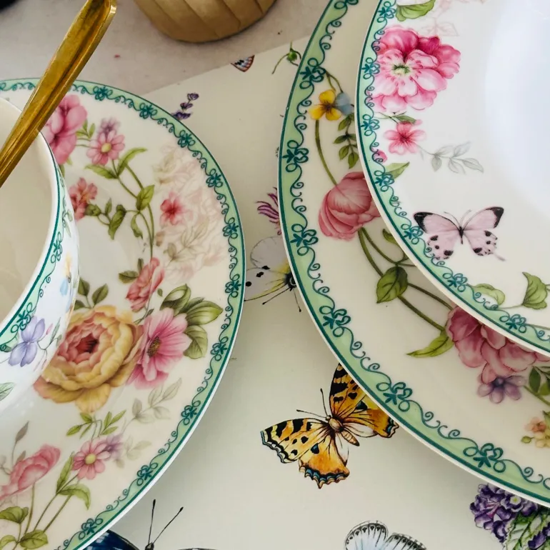 Humming Bird Love II (18 Piece Plate Set & Bowls)