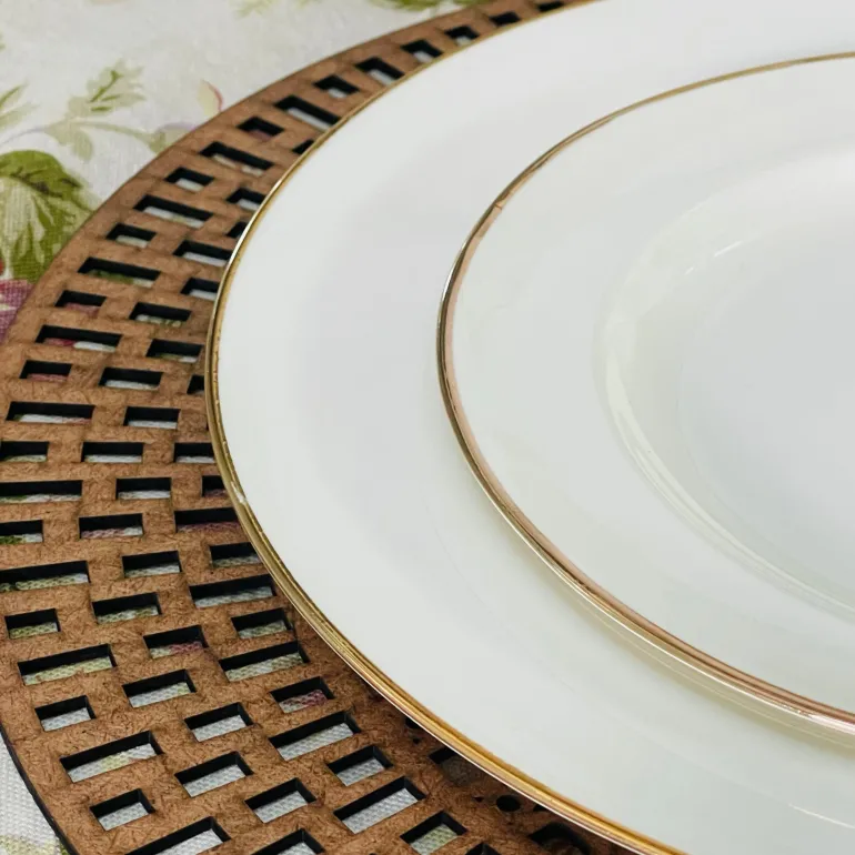 Regal Essence: White and Gold Classic Collection - Quarter Plate (single piece)