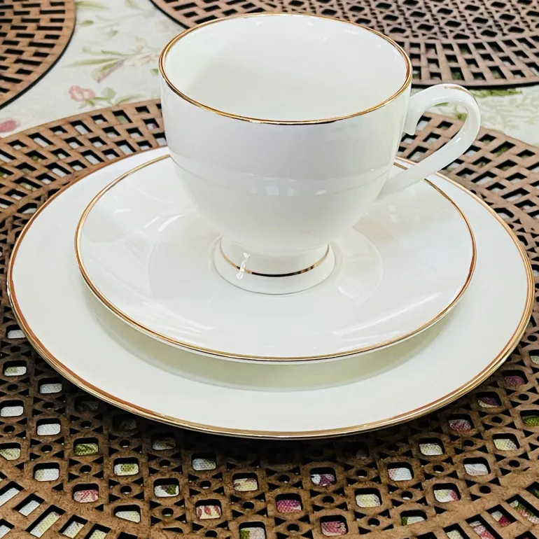 Regal Essence: White and Gold Classic Collection - Quarter Plate (single piece)