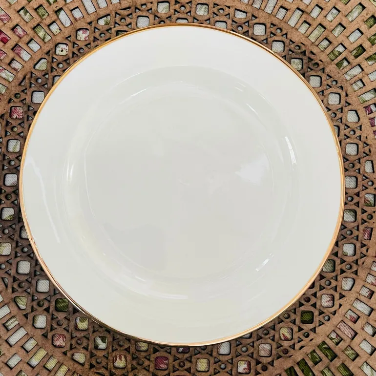 Regal Essence: White and Gold Classic Collection - Quarter Plate (single piece)